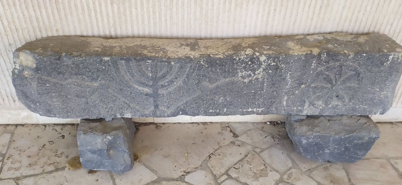 משקוף בזלת מבית הכנסת הקדום בשרונה 1 משקוף בזלת מבית הכנסת הקדום בשרונה 1