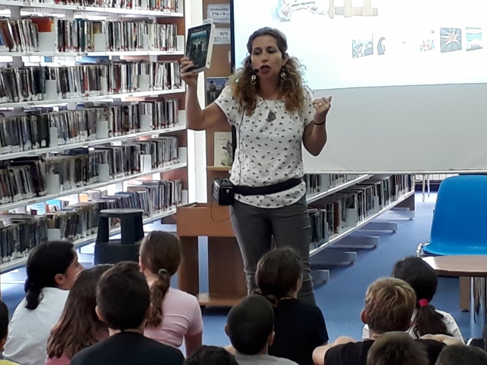הסופרת דנה אבירם בהרצאה לילדי ביה"ס קשת