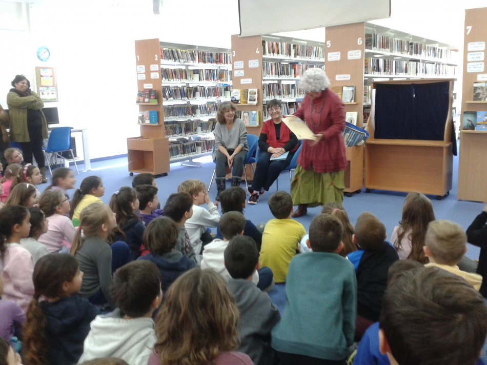 דקלה גרציאני עם ספרניות העבר ישראלה ונורית "במרוץ לספריה".